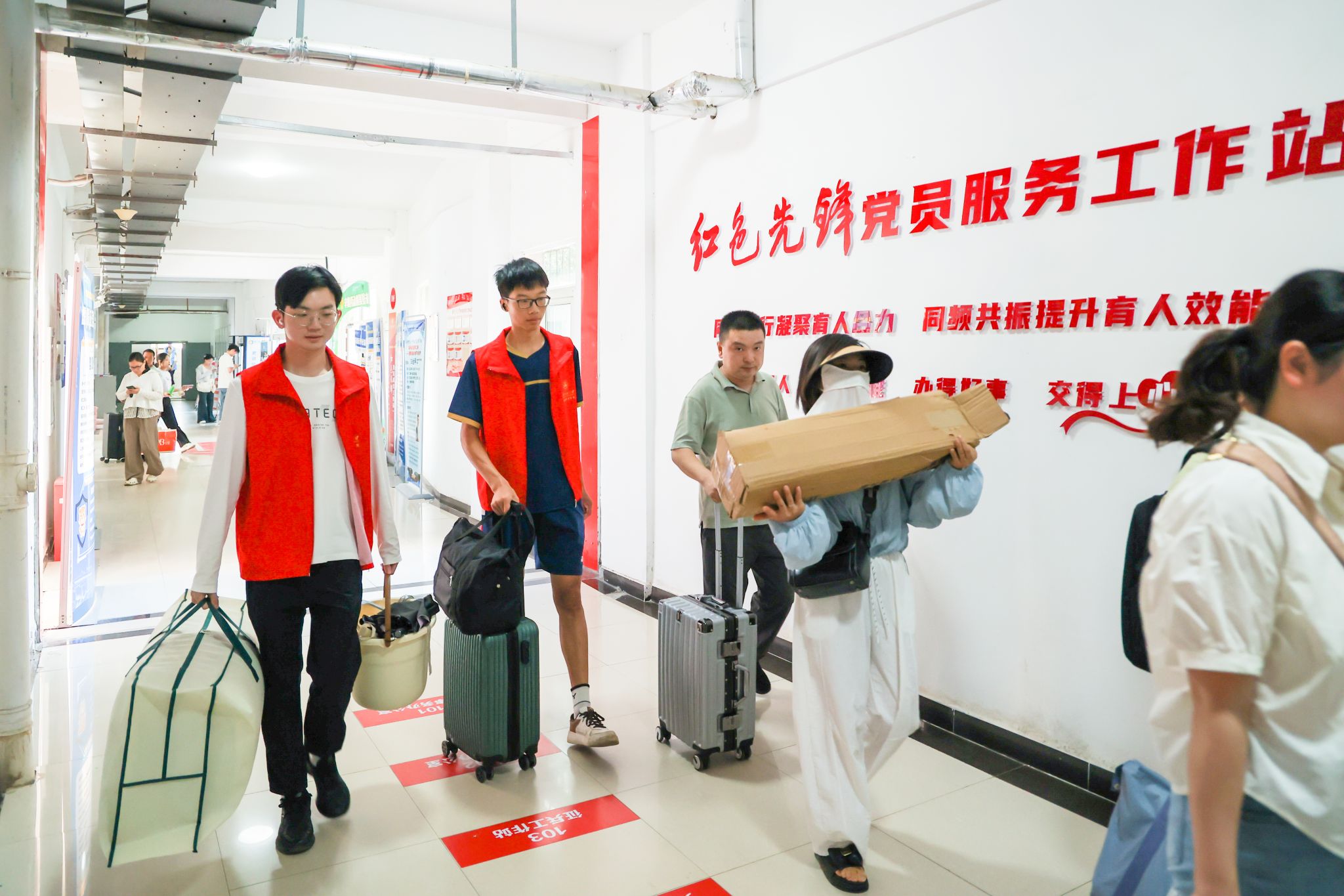 英国365集团网站发挥“党员先锋岗”的实践教育作用.jpg 英国365集团网站发挥“党员先锋岗”的实践教育作用.jpg